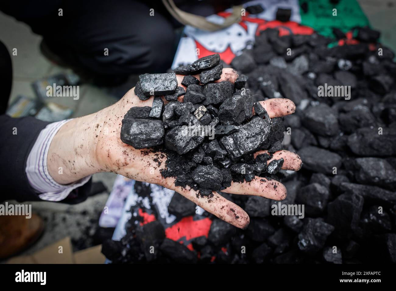 24 avril 2023, Westminster, Londres, Royaume-Uni. 'Corprats' au piquet gallois anti-charbon minier à DESNZ. Jour 4 de la protestation climatique et écologique de 'The Big One' par 200 groupes dirigés par extinction Rebellion sous le slogan 'unir pour survivre'. Environ 60 000 personnes ont pris part aux marches et événements légaux pendant quatre jours. Les groupes partenaires comprenaient Keep Britain Tidy, Friends of the Earth et Avaaz. Les 'piquets du peuple' ont eu lieu à l'extérieur de 15 départements gouvernementaux vendredi et lundi. Une énorme marche le samedi 22 avril s'est terminée par un die-in de masse à travers Westminster. Banque D'Images