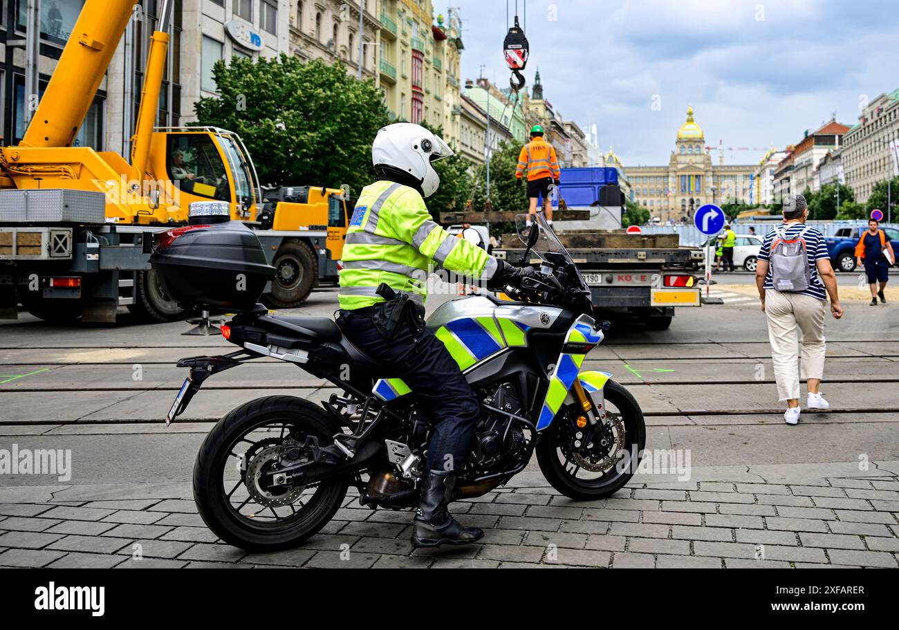 Prague, République tchèque. 02 juillet 2024. La construction de voies de tramway s'est poursuivie sur la place Venceslas centrale de Prague le 2 juillet 2024, pour ramener les lignes de tramway dans sa partie supérieure où elles fonctionnaient dans le passé, pour reconstruire le site et réparer les voies dans les rues adjacentes. Crédit : Roman Vondrous/CTK photo/Alamy Live News Banque D'Images