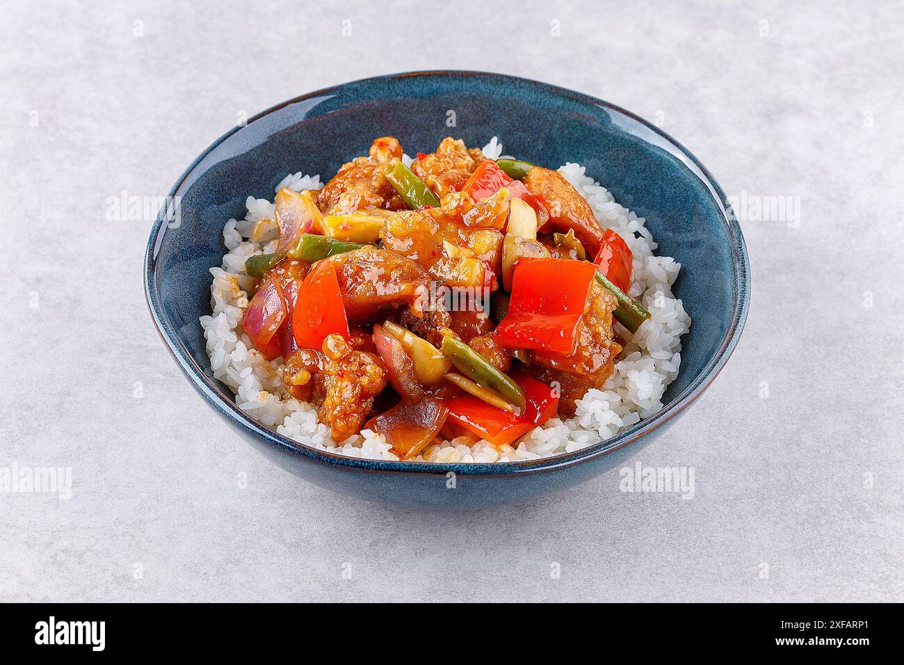 Riz avec des morceaux de porc frit sucré et aigre avec des légumes, vue de dessus Banque D'Images