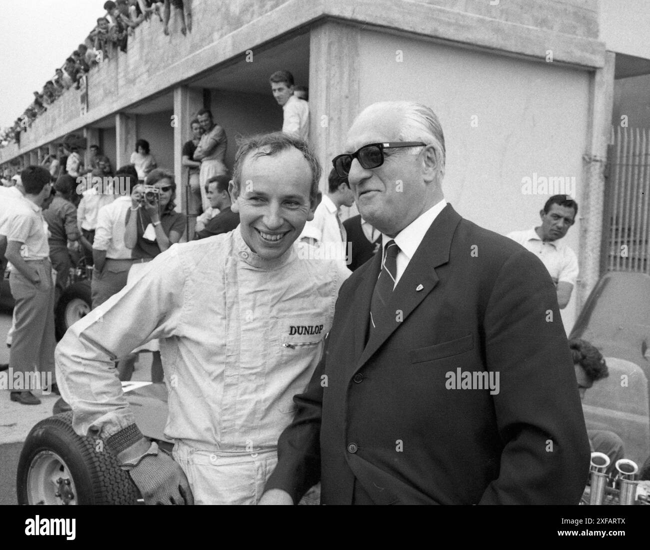 Enzo Ferrari avec John Surtees 1964 Banque D'Images