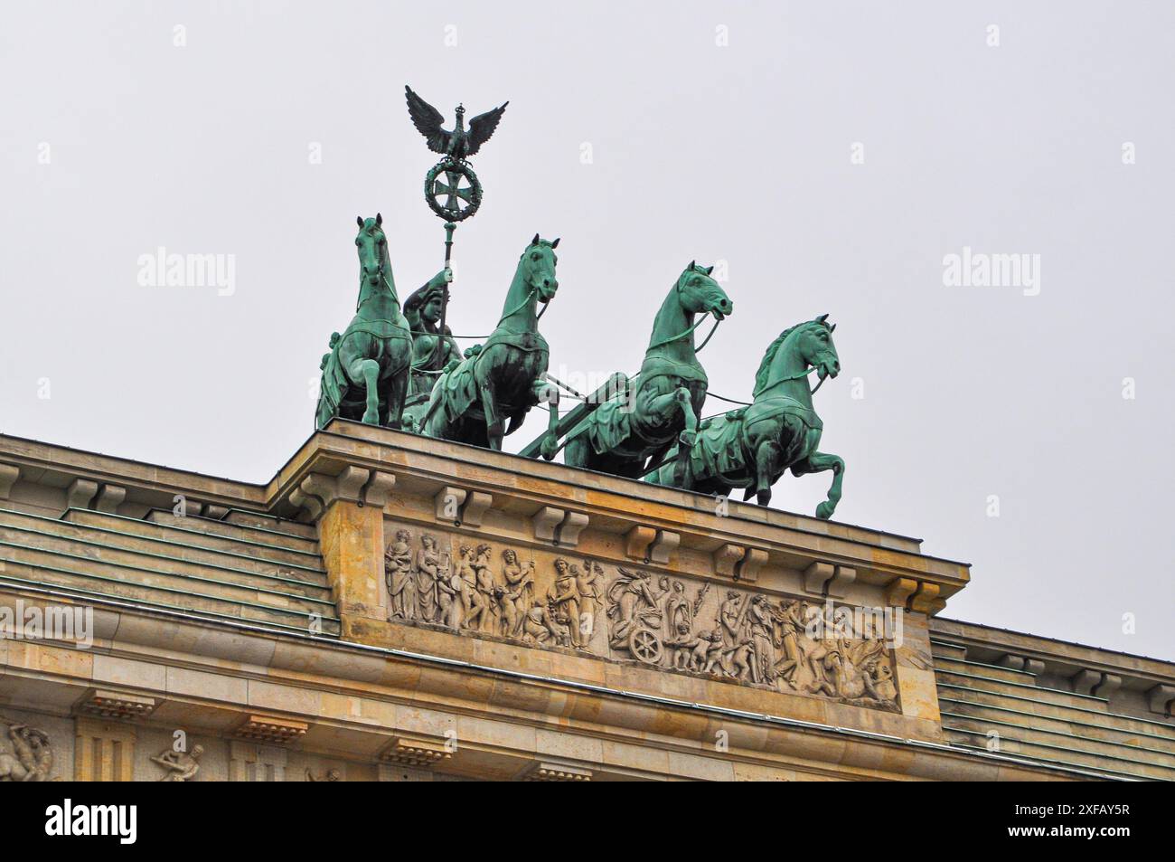 Berlin, Allemagne. Détails du quadriga et des bas-reliefs de la porte de Brandebourg, un arc de triomphe dans la capitale allemande Banque D'Images