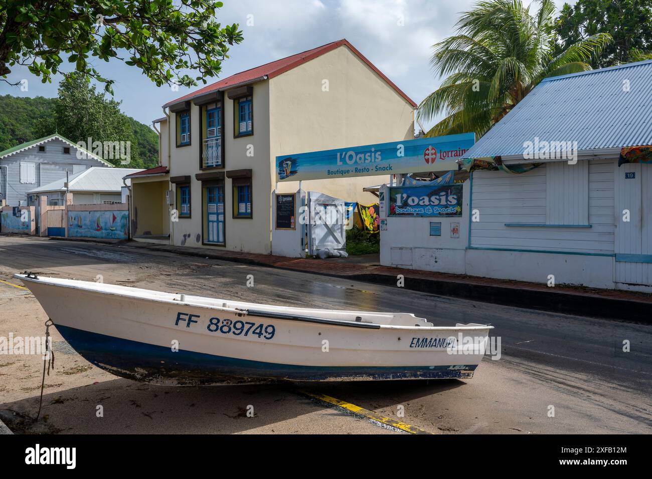 Suite au passage de l'ouragan Beryl, les côtes de la Martinique, et ici plus précisément, les Anses d'Arlet, ont été frappées par de très lourdes houle, causant des dégâts importants /// suite au passage de l'ouragan Béryl, les Côtes de la Martinique, et ici plus particulièrement les Anses d'Arlet, ont été par une très forte houle, causant d'importantes dégâts. Banque D'Images