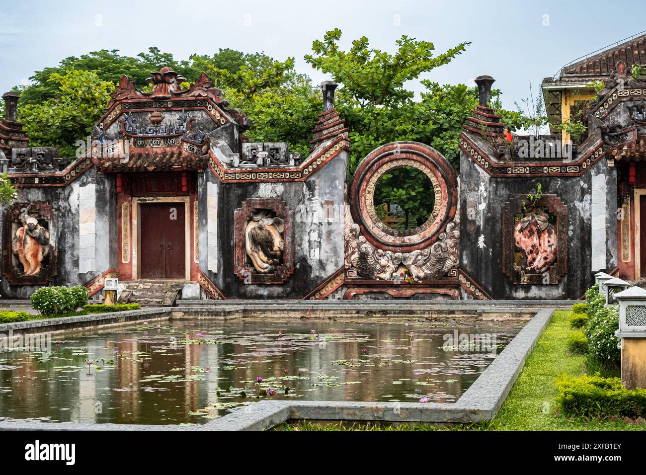 Temple Tam Quan Ba Mu à Hoi an. Patrimoine mondial de l'UNESCO au Vietnam. La porte du temple Ba Mu à Hoi an, Vietnam pendant les jours de pluie. Photo de voyage, personne, Banque D'Images