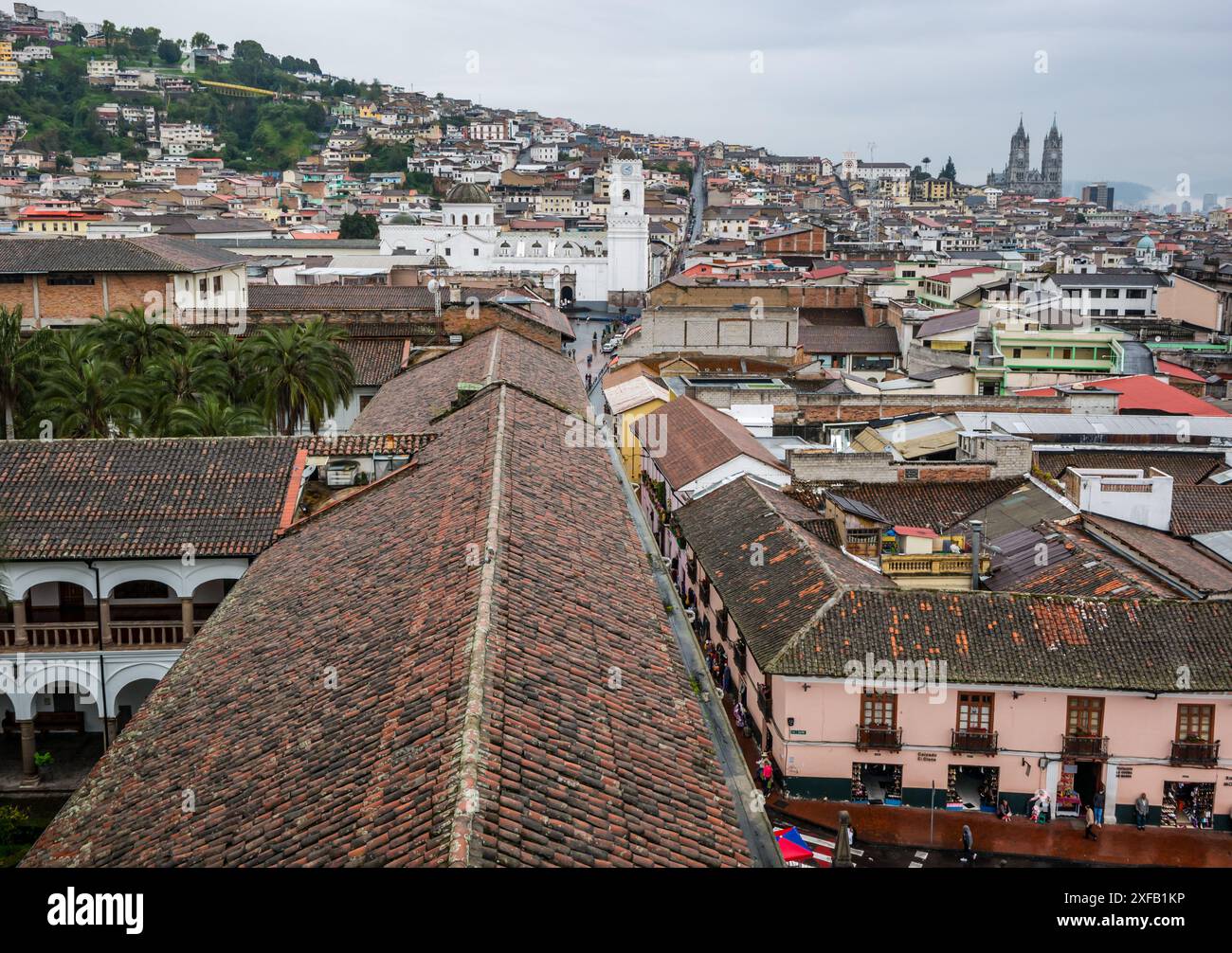 Vue depuis le toit du couvent de San Francisco, de la vieille ville de Quito, de l'Équateur, de l'Amérique du Sud Banque D'Images