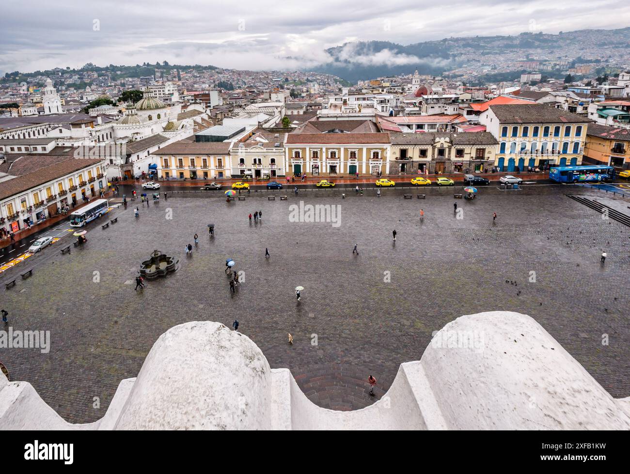 Vue depuis le toit de San Francisco Plaza ou Square, la vieille ville de Quito, l'Équateur, l'Amérique du Sud Banque D'Images