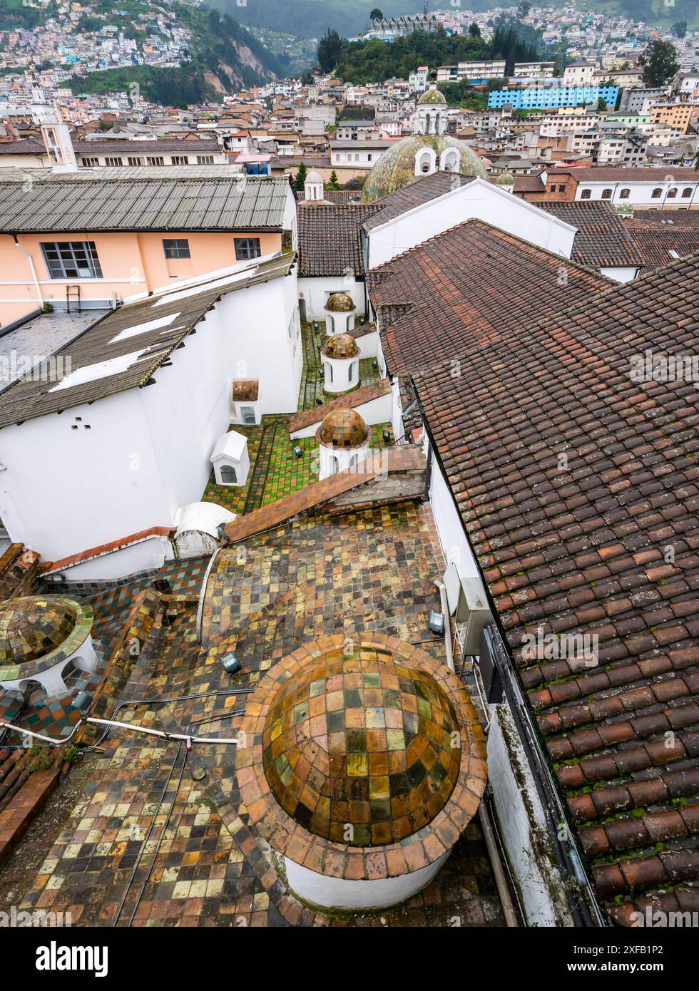 Vue depuis le toit du couvent de San Francisco, de la vieille ville de Quito, de l'Équateur, de l'Amérique du Sud Banque D'Images