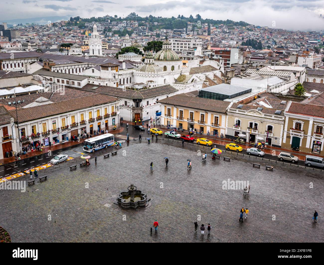 Vue depuis le toit de San Francisco Plaza ou Square, la vieille ville de Quito, l'Équateur, l'Amérique du Sud Banque D'Images