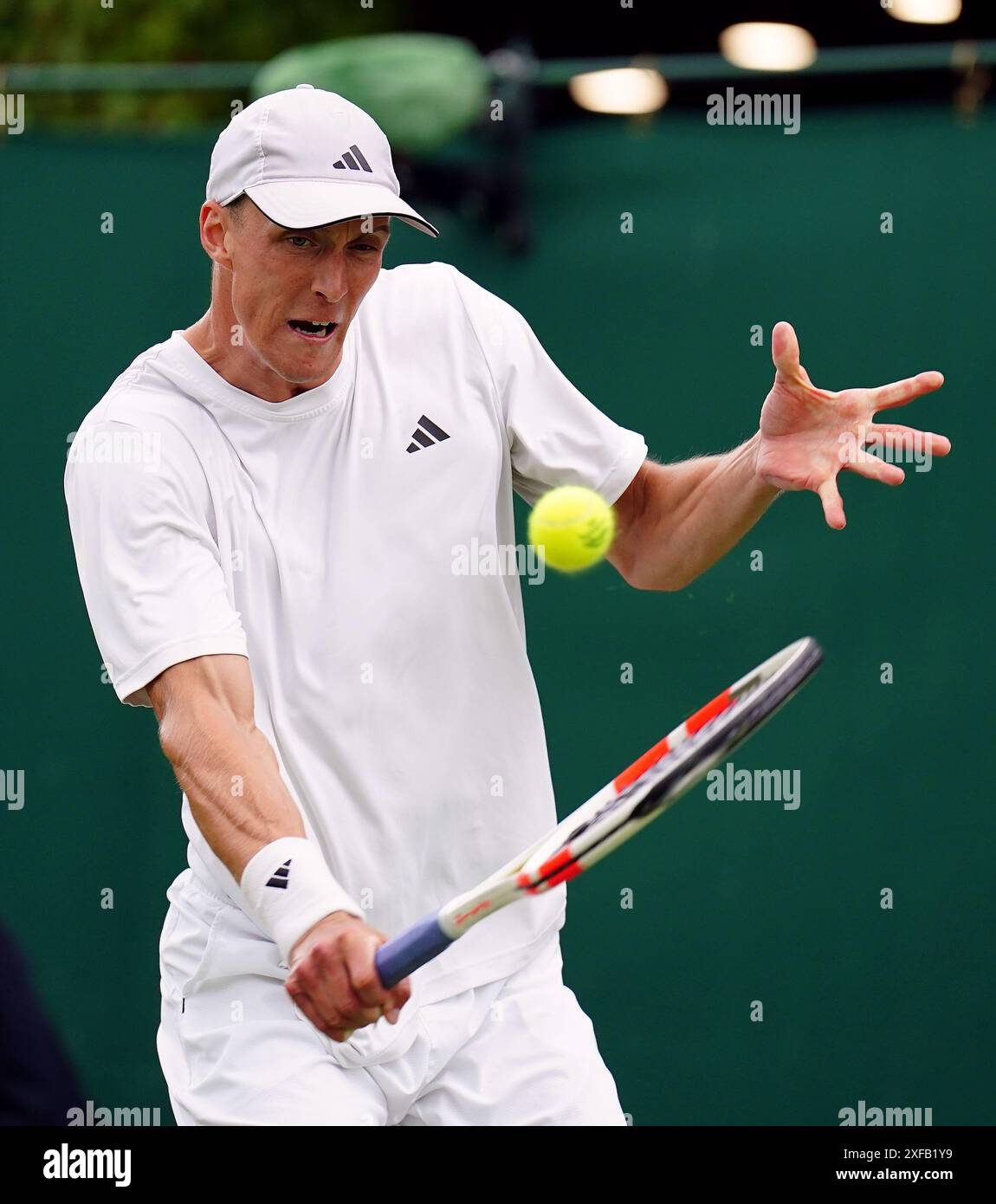 Jan Choinski en action contre Luciano Darderi (non photographié) lors de la deuxième journée des Championnats de Wimbledon 2024 au All England Lawn Tennis and Croquet Club, Londres. Date de la photo : mardi 2 juillet 2024. Banque D'Images