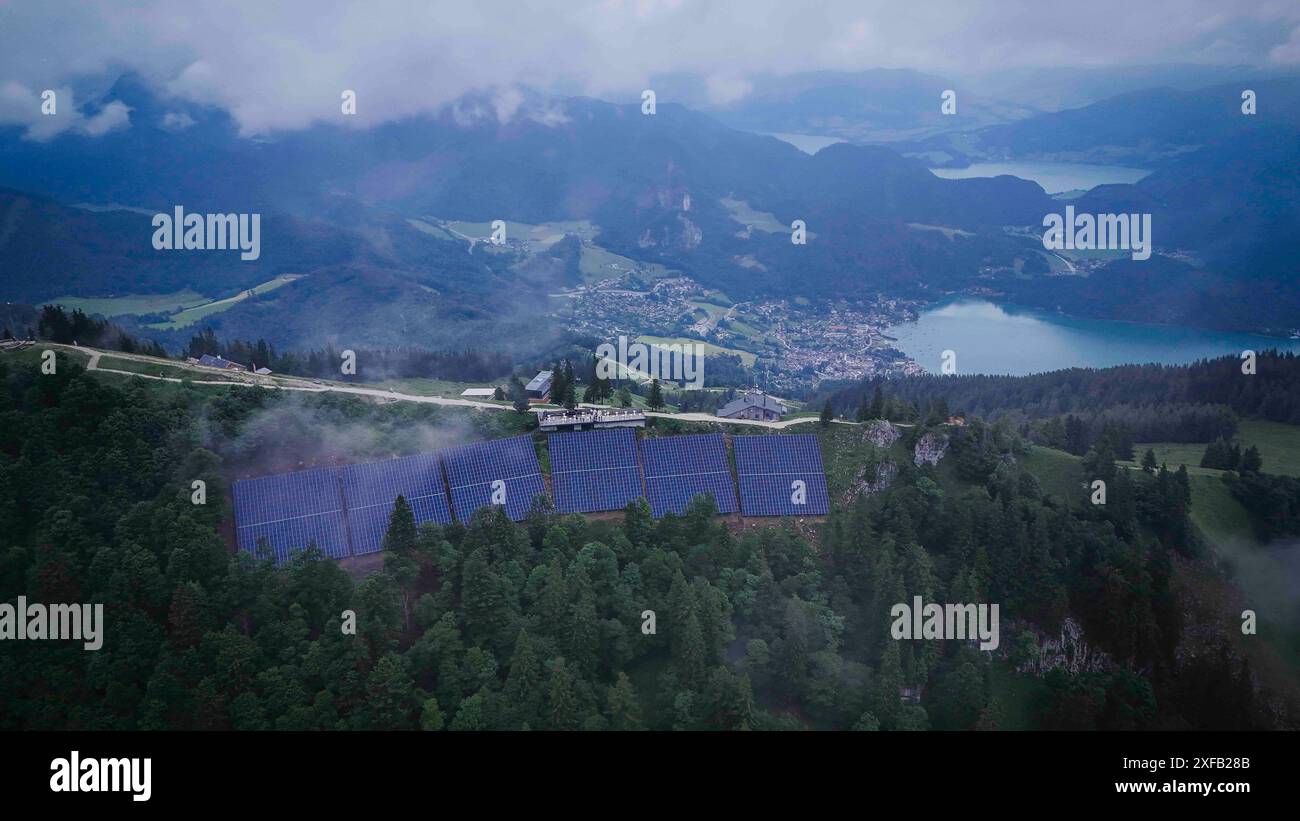 02.07.2024, Sankt Gilgen am Wolfgangsee, AUT, Unterwegs in Salzburg, Symbolbild, Themenbild, Verschiedene Themenbilder, Zwölfer Horn, PK, Energieautark, Seilbahn, im Bild Luftaufnahme, Spolarpanele am Berg, Zwölferhorn, *** 02 07 2024, Sankt Gilgen am Wolfgangsee, AUT, sur la route de Salzbourg, image symbolique, image thématique, images thématiques diverses, Zwölfer Horn, PK, autonomie énergétique, téléphérique, vue aérienne, panneaux polaires sur la montagne, Zwölferhorn, Banque D'Images