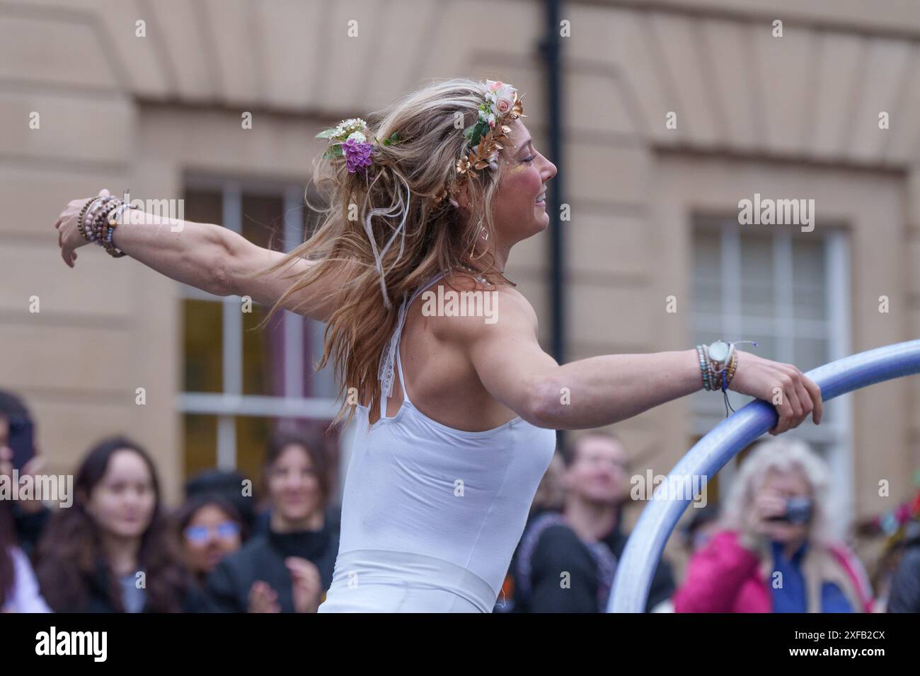 Ariel Dempsey montre ses talents en dansant à l'aide d'une roue Cyr, Mayday, dans les rues d'Oxford, en Angleterre Banque D'Images