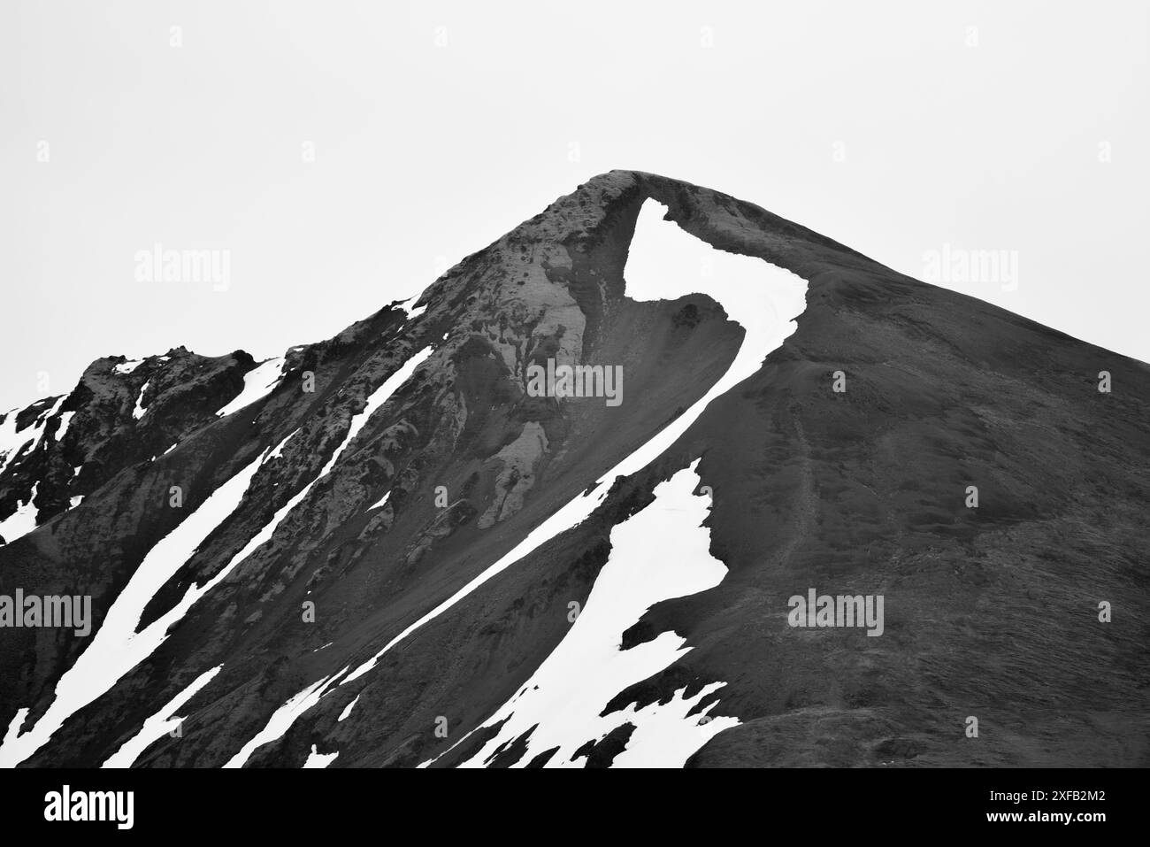 Zone panoramique pittoresque dans la nature sauvage du territoire du Yukon, Canada pendant la période estivale avec forêt boréale et montagnes enneigées. North Canol Road Banque D'Images
