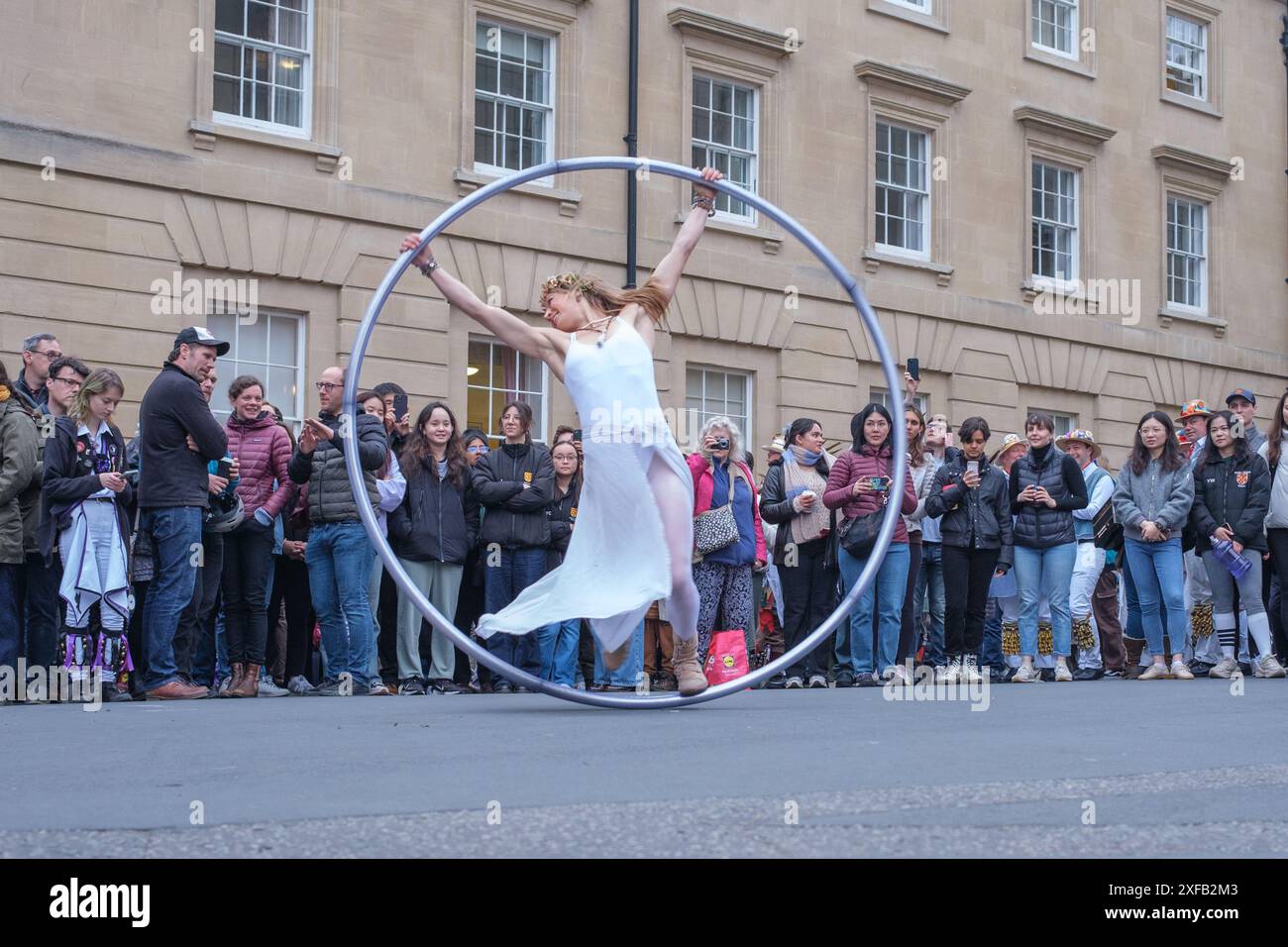 Ariel Dempsey montre ses talents en dansant à l'aide d'une roue Cyr, Mayday, dans les rues d'Oxford, en Angleterre Banque D'Images