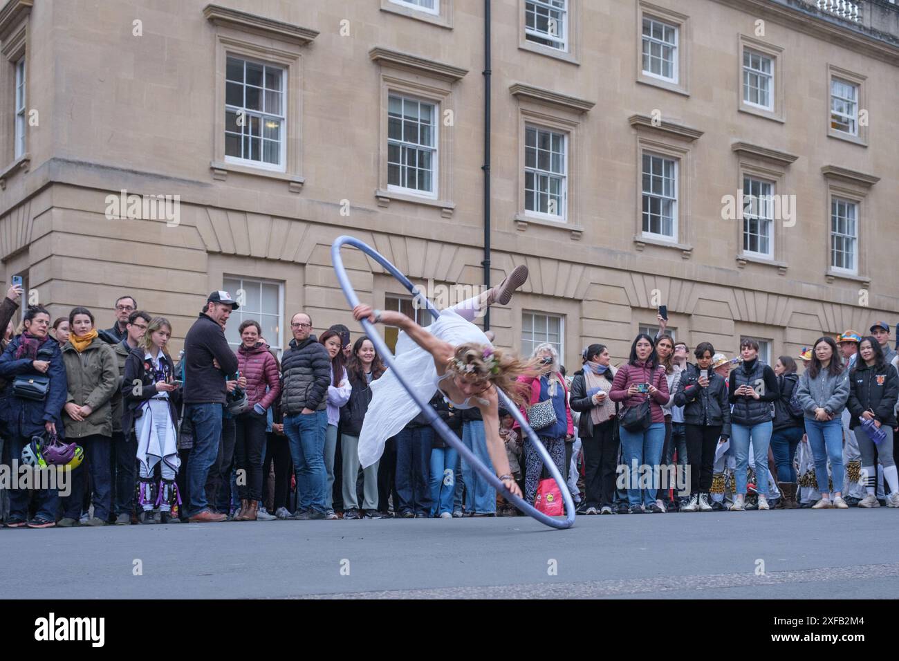 Ariel Dempsey montre ses talents en dansant à l'aide d'une roue Cyr, Mayday, dans les rues d'Oxford, en Angleterre Banque D'Images