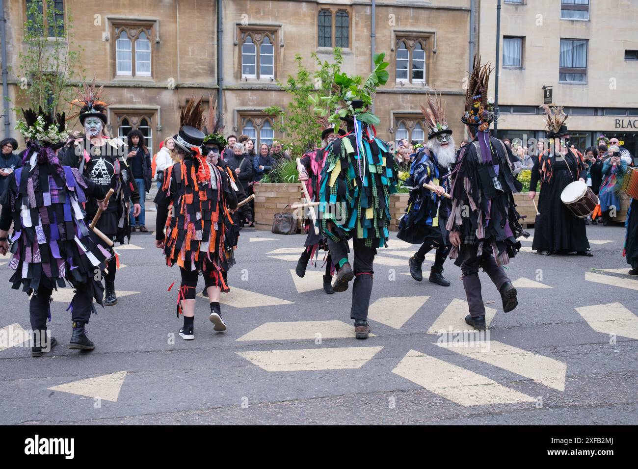 Les membres de l'Armaleggan Border Morris se produisent lors des célébrations du 1er mai à Oxford Banque D'Images