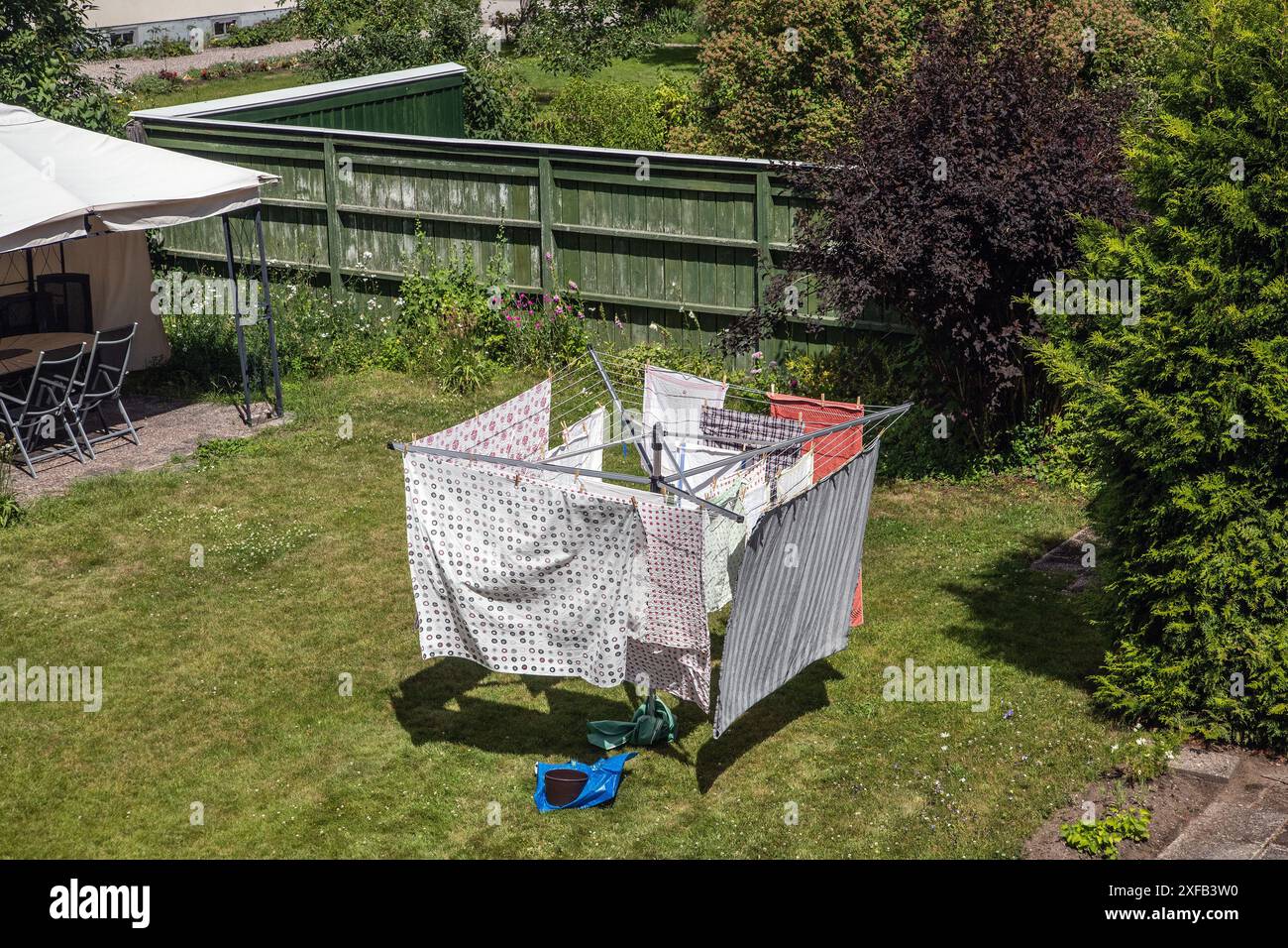 Séchoir avec linge séchant dans le jardin pour économiser de l'énergie en n'utilisant pas de sèche-linge électrique. Banque D'Images