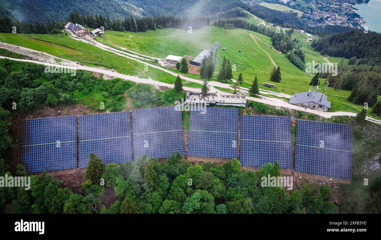 02.07.2024, Sankt Gilgen am Wolfgangsee, AUT, Unterwegs in Salzburg, Symbolbild, Themenbild, Verschiedene Themenbilder, Zwölfer Horn, PK, Energieautark, Seilbahn, im Bild Luftaufnahme, Spolarpanele am Berg, Zwölferhorn, *** 02 07 2024, Sankt Gilgen am Wolfgangsee, AUT, sur la route de Salzbourg, image symbolique, image thématique, images thématiques diverses, Zwölfer Horn, PK, autonomie énergétique, téléphérique, vue aérienne, panneaux polaires sur la montagne, Zwölferhorn, Banque D'Images