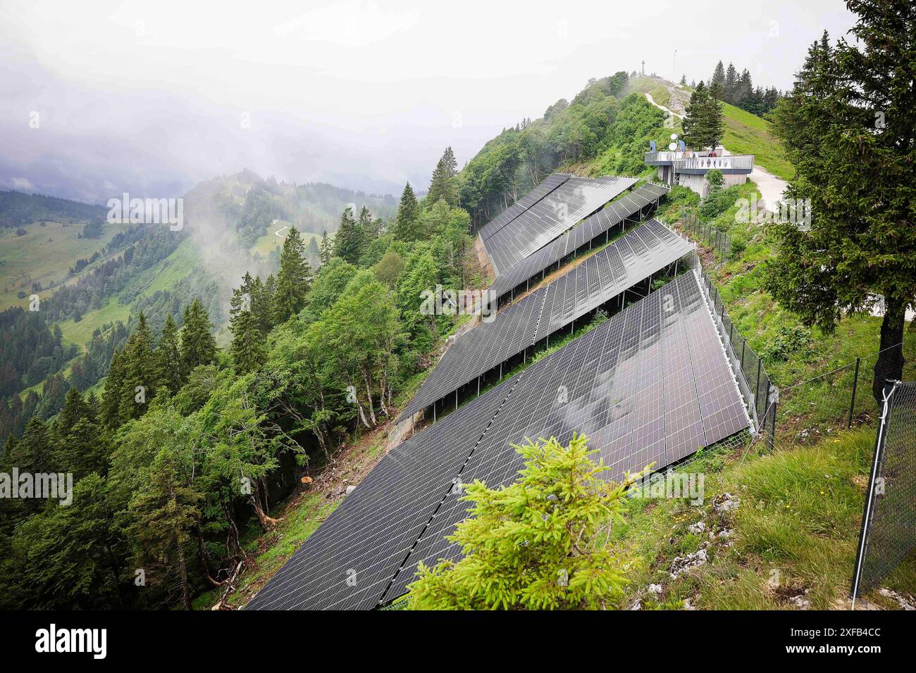 02.07.2024, Sankt Gilgen am Wolfgangsee, AUT, Unterwegs in Salzburg, Symbolbild, Themenbild, Verschiedene Themenbilder, Zwölfer Horn, PK, Energieautark, Seilbahn, im Bild Luftaufnahme, Spolarpanele am Berg, Zwölferhorn, *** 02 07 2024, Sankt Gilgen am Wolfgangsee, AUT, sur la route de Salzbourg, image symbolique, image thématique, images thématiques diverses, Zwölfer Horn, PK, autonomie énergétique, téléphérique, vue aérienne, panneaux polaires sur la montagne, Zwölferhorn, Banque D'Images