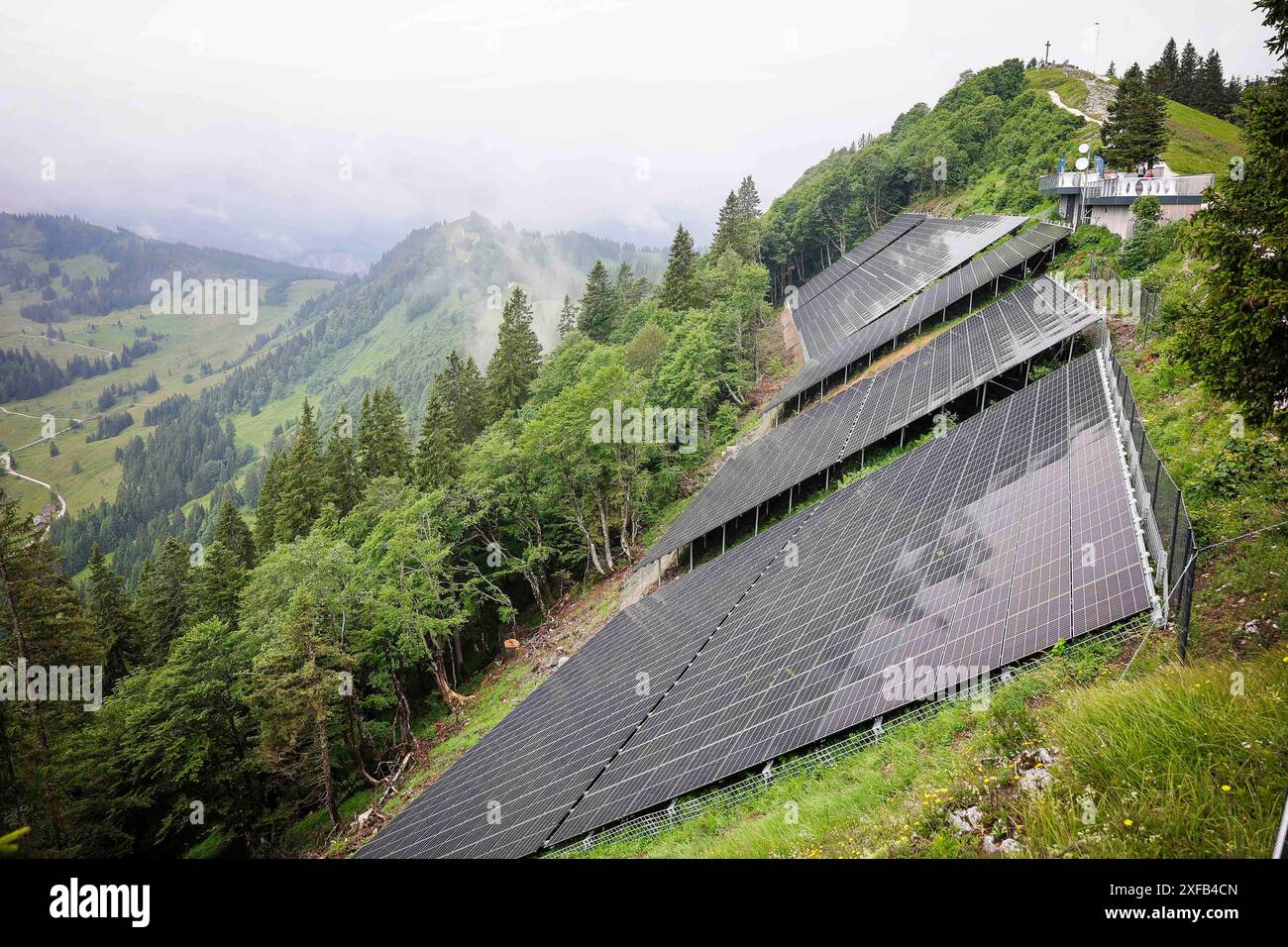 02.07.2024, Sankt Gilgen am Wolfgangsee, AUT, Unterwegs in Salzburg, Symbolbild, Themenbild, Verschiedene Themenbilder, Zwölfer Horn, PK, Energieautark, Seilbahn, im Bild Luftaufnahme, Spolarpanele am Berg, Zwölferhorn, *** 02 07 2024, Sankt Gilgen am Wolfgangsee, AUT, sur la route de Salzbourg, image symbolique, image thématique, images thématiques diverses, Zwölfer Horn, PK, autonomie énergétique, téléphérique, vue aérienne, panneaux polaires sur la montagne, Zwölferhorn, Banque D'Images