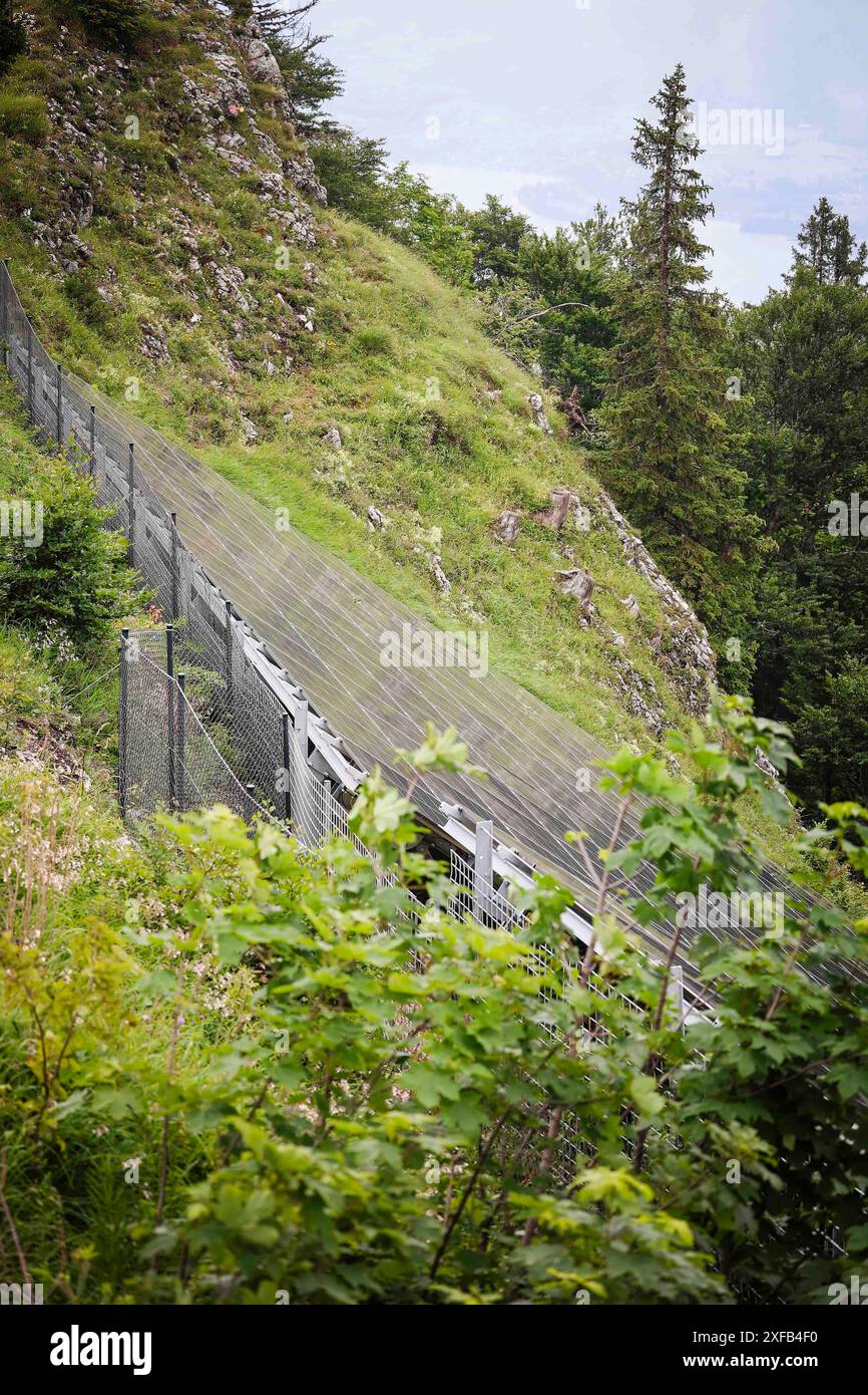 02.07.2024, Sankt Gilgen am Wolfgangsee, AUT, Unterwegs in Salzburg, Symbolbild, Themenbild, Verschiedene Themenbilder, Zwölfer Horn, PK, Energieautark, Seilbahn, im Bild Luftaufnahme, Spolarpanele am Berg, Zwölferhorn, TEXT, *** 02 07 2024, Sankt Gilgen am Wolfgangsee, AUT, sur la route de Salzbourg, image symbolique, image thématique, images thématiques diverses, Zwölfer Horn, PK, autonomie énergétique, téléphérique, vue aérienne, panneaux polaires sur la montagne, Zwölferhorn, TEXTE, Banque D'Images