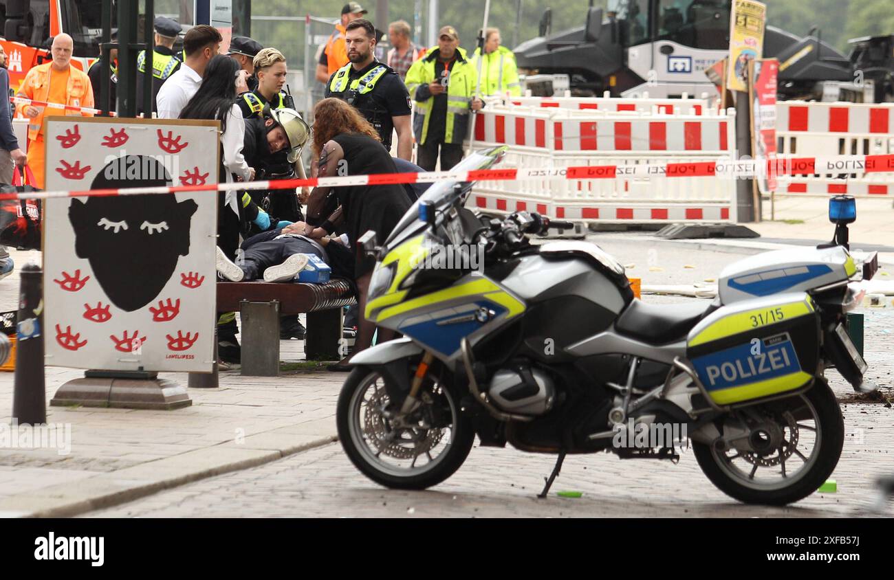 Ein PKW ist am Dienstagmorgen mit hoher Geschwindigkeit im die filiale der Hamburger Sparkasse am Jungfernstieg gerast. Dabei wurde auch ein Lieferwagen in den Unfall verwickelt. Es GAB mehrere Verletzte. Polizei, Feuerwehr und Rettungskräfte waren mit Dutzenden Einsatzkräften vor Ort. Der Jungfernstieg wurde weiträumig abgesperrt. Hier wird ein Verletzter von Helfern erstversorgt. Altstadt Hambourg *** Une voiture s'est écrasée à grande vitesse dans la branche Hamburger Sparkasse sur Jungfernstieg mardi matin Une camionnette de livraison a également été impliquée dans l'accident il y a eu plusieurs blessés police, incendie et Banque D'Images