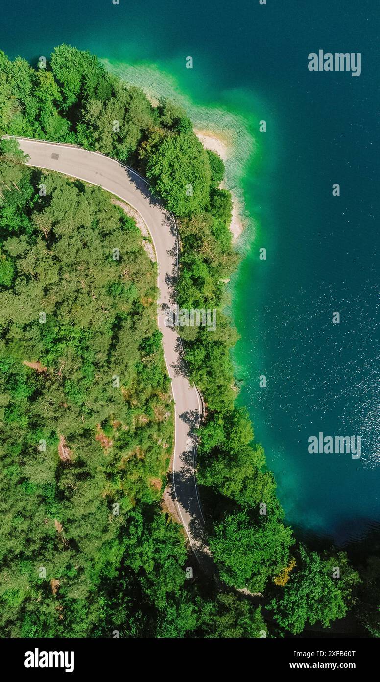 Lago di Ledro, Trentino, Italien, kristallklares Wasser, 655 m Höhe, 2,2 kmÂ² Fläche, 48 m Tiefe, Wassersport, Wandern, Radfahren, Strände : Pieve di Ledro, Mezzolago, pur, Molina di Ledro, UNESCO-Welterbe, prähistorische Pfahlbauten, Museo delle Palafitte, VTT, Trekking, Flora und Fauna, Valle di Ledro, Riva del Garda, Unterkünfte : Campingplätze, Hôtels, Ferienwohnungen, alpine und mediterrane Küche, Polenta di Patate, lokale Fleischgerichte, Wanderprogramm, natürliche Schönheit, Berggipfel, Entspannung, kulturelle Erlebnisse. *** Lago di Ledro, Trentin, Italie, eau cristalline, Banque D'Images