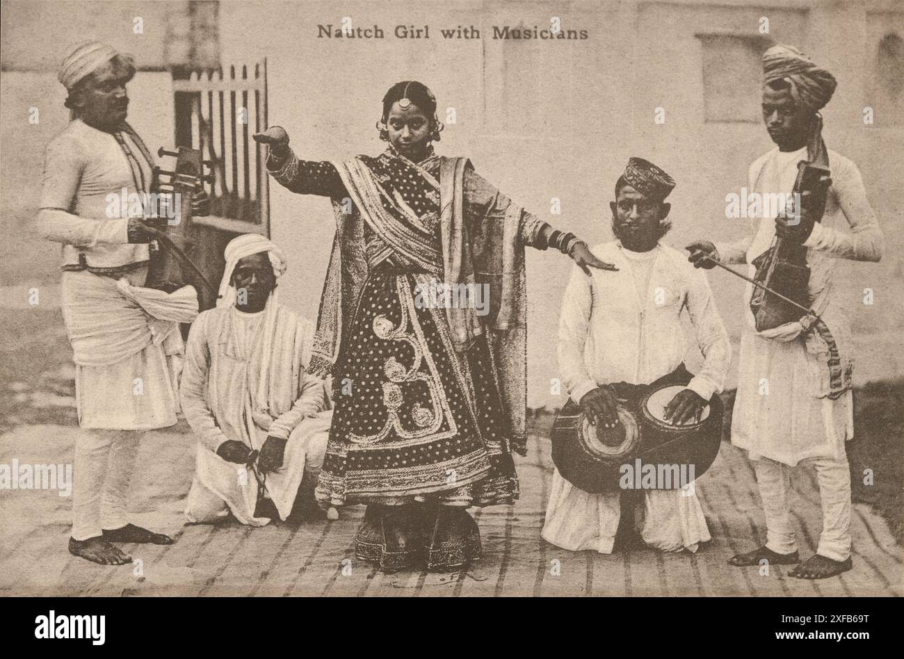 Nautch fille avec des musiciens. 1870-1920 photographie de Calcutta (Kolkata), Inde, prise par un photographe britannique inconnu. Banque D'Images