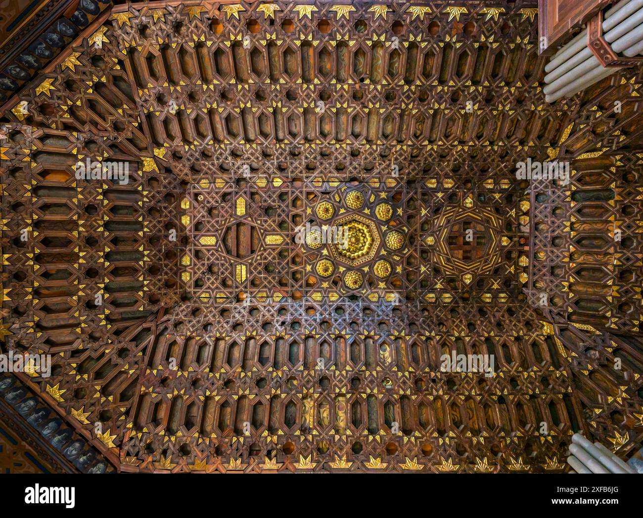 Mudéjar artesonado du XVIe siècle orné de panneaux plafond en bois dans la nef du chœur, couvent San Franciscain, vieille ville de Quito, Équateur, Amérique du Sud Banque D'Images