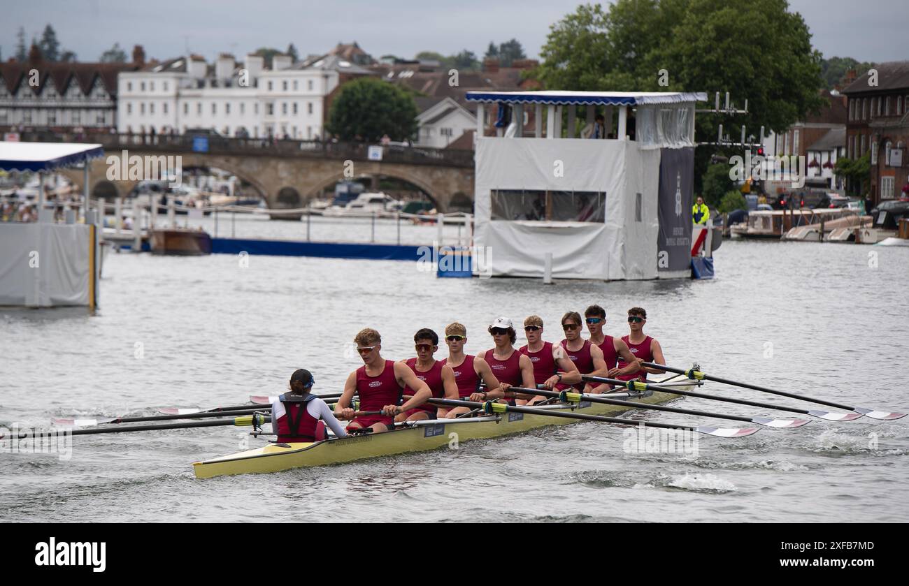 Henley-on-Thames, Royaume-Uni. 2 juillet 2024. L'équipe B de l'Université Oxford Brookes (photo) a battu 156 l'Université Nottingham dans les huit rames de la Temple Challenge Cup Heat Student Men avec Coxswain aujourd'hui à la 185e régate royale de Henley, le premier jour de l'événement de six jours. Les rameurs du monde entier participent à l'événement de renommée mondiale qui se tient sur la Tamise à Henley-on-Thames dans l'Oxfordshire pendant les six prochains jours. Crédit : Maureen McLean/Alamy Live News Banque D'Images