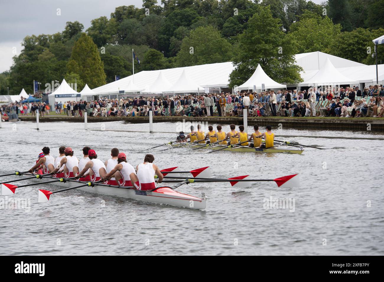 Henley-on-Thames, Royaume-Uni. 2 juillet 2024. Radley College (l) vs Hampton School dans la Princess Elizabeth Challenge Cup Heat Junior Men's Eight Oars with Coxswain (M8+) à la 185e Henley Royal Regatta le premier jour de l'événement de six jours. Les rameurs du monde entier participent à l'événement de renommée mondiale qui se tient sur la Tamise à Henley-on-Thames dans l'Oxfordshire pendant les six prochains jours. Crédit : Maureen McLean/Alamy Live News Banque D'Images