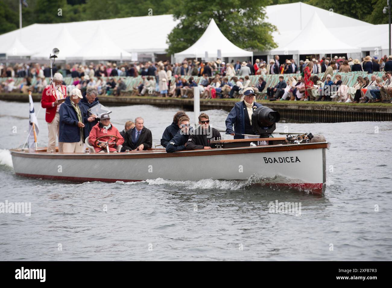 Henley-on-Thames, Royaume-Uni. 2 juillet 2024. Boadicea L'un des bateaux de lancement de l'arbitre sur la Tamise à Henley. C'était une journée chargée à la 185e régate royale de Henley le premier jour de l'événement de six jours. Les rameurs du monde entier participent à l'événement de renommée mondiale qui se tient sur la Tamise à Henley-on-Thames dans l'Oxfordshire pendant les six prochains jours. Crédit : Maureen McLean/Alamy Live News Banque D'Images