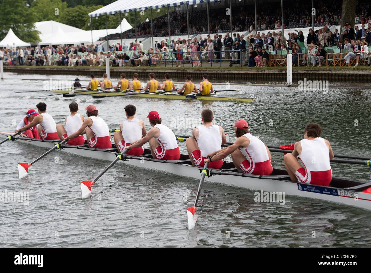Henley-on-Thames, Royaume-Uni. 2 juillet 2024. Radley College (l) vs Hampton School dans la Princess Elizabeth Challenge Cup Heat Junior Men's Eight Oars with Coxswain (M8+) à la 185e Henley Royal Regatta le premier jour de l'événement de six jours. Les rameurs du monde entier participent à l'événement de renommée mondiale qui se tient sur la Tamise à Henley-on-Thames dans l'Oxfordshire pendant les six prochains jours. Crédit : Maureen McLean/Alamy Live News Banque D'Images