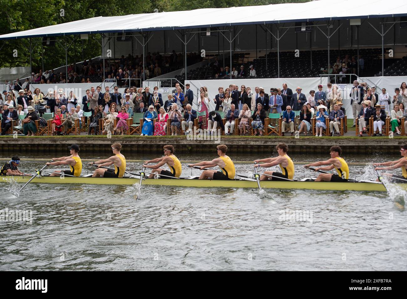 Henley-on-Thames, Royaume-Uni. 2 juillet 2024. Radley College vs Hampton School (photo) dans la Princess Elizabeth Challenge Cup Heat Junior Men's Eight Oars with Coxswain (M8+) lors de la 185e Henley Royal Regatta le premier jour de l'événement de six jours. Les rameurs du monde entier participent à l'événement de renommée mondiale qui se tient sur la Tamise à Henley-on-Thames dans l'Oxfordshire pendant les six prochains jours. Crédit : Maureen McLean/Alamy Live News Banque D'Images
