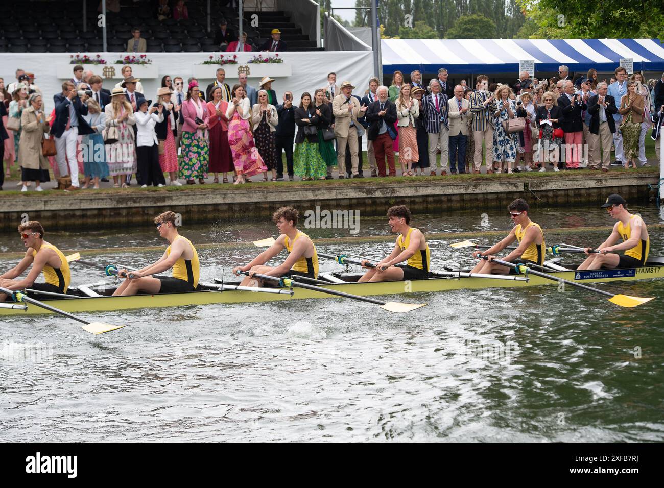 Henley-on-Thames, Royaume-Uni. 2 juillet 2024. Radley College vs Hampton School (photo) dans la Princess Elizabeth Challenge Cup Heat Junior Men's Eight Oars with Coxswain (M8+) lors de la 185e Henley Royal Regatta le premier jour de l'événement de six jours. Les rameurs du monde entier participent à l'événement de renommée mondiale qui se tient sur la Tamise à Henley-on-Thames dans l'Oxfordshire pendant les six prochains jours. Crédit : Maureen McLean/Alamy Live News Banque D'Images