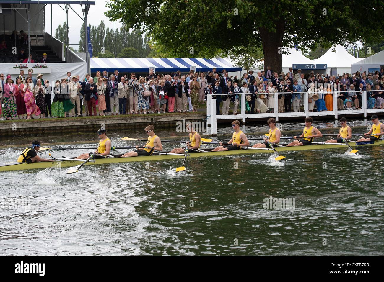 Henley-on-Thames, Royaume-Uni. 2 juillet 2024. Radley College vs Hampton School (photo) dans la Princess Elizabeth Challenge Cup Heat Junior Men's Eight Oars with Coxswain (M8+) lors de la 185e Henley Royal Regatta le premier jour de l'événement de six jours. Les rameurs du monde entier participent à l'événement de renommée mondiale qui se tient sur la Tamise à Henley-on-Thames dans l'Oxfordshire pendant les six prochains jours. Crédit : Maureen McLean/Alamy Live News Banque D'Images