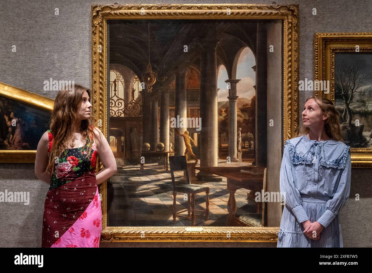 Londres, Royaume-Uni. 2 juillet 2024. Personnel avec « perspective of an Open Gallery (« The Tuscan Gallery ») » de Samuel van Hoogstraten (estimé à £300 000 - £500,000), dans le cadre de la vente de peintures de maîtres anciens, lors d'un aperçu des ventes Bonhams Summer Classics. Les œuvres seront mises en vente dans les galeries Bonhams New Bond Street et Knightsbridge. 3, 4 et 5 juillet. Credit : Stephen Chung / Alamy Live News Banque D'Images