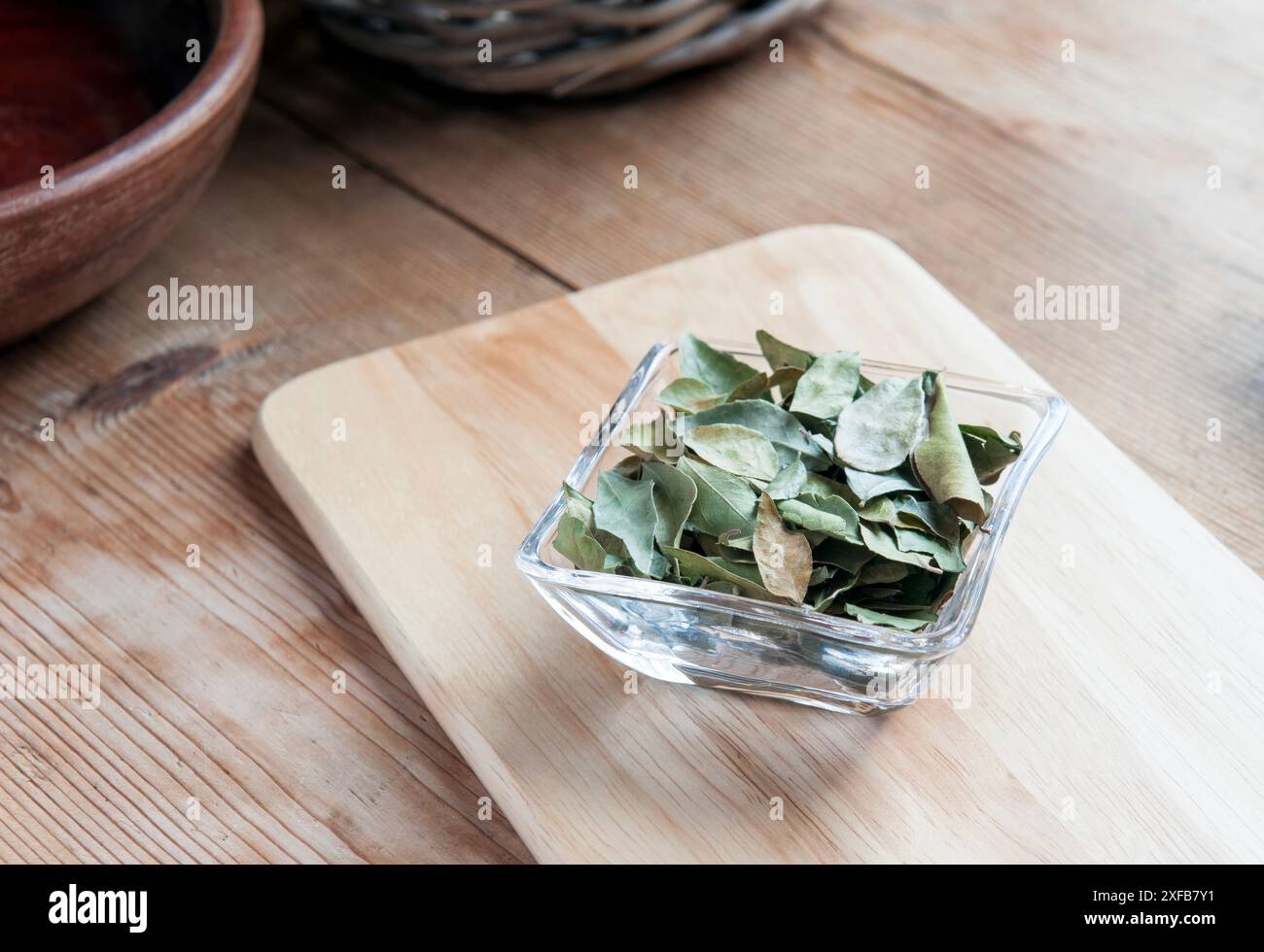 Plat de feuilles de baie séchée sur une table de cuisine Banque D'Images