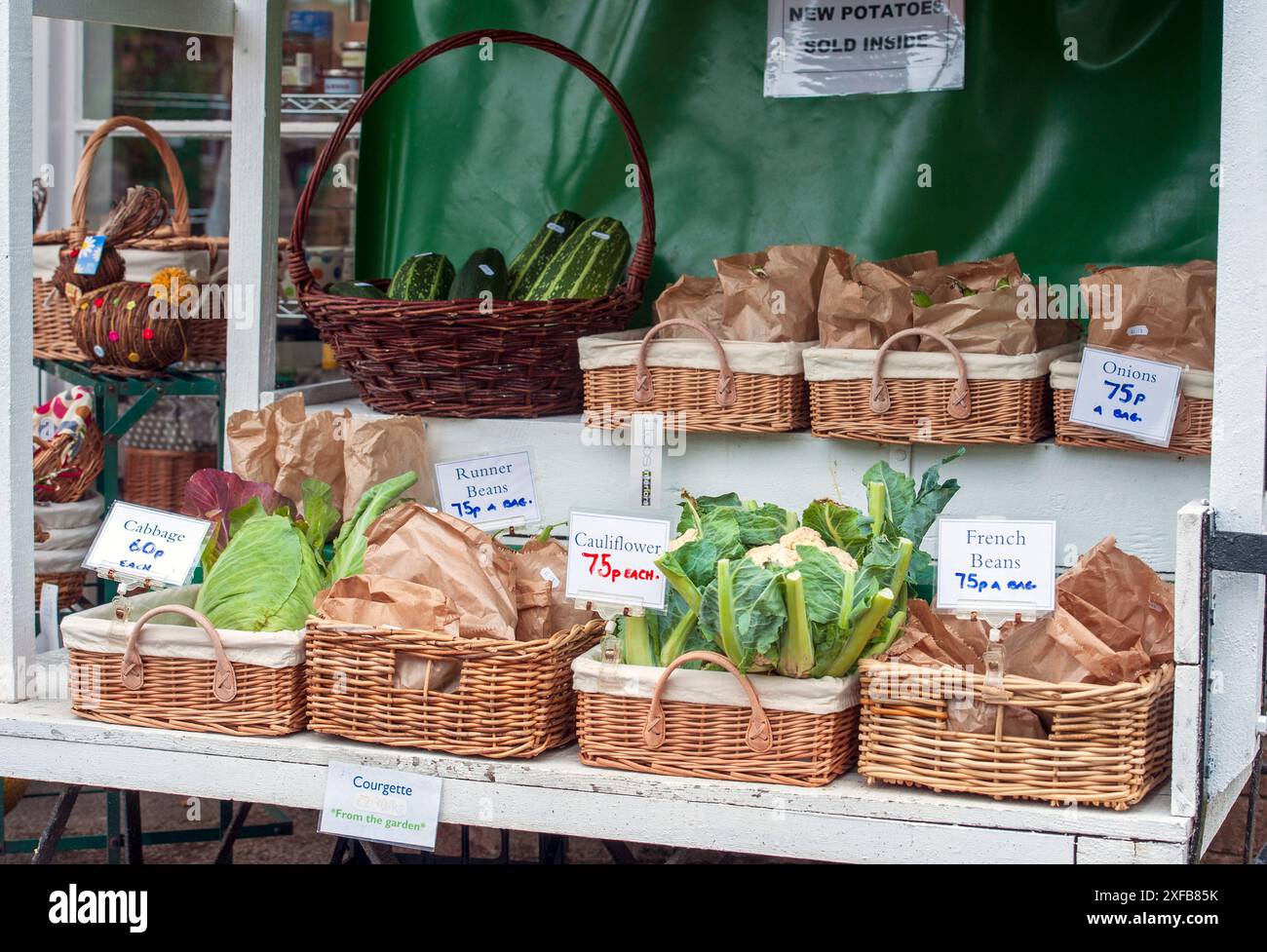 Un stand de Farmshop de 2010, avec des légumes frais à vendre et montrant les prix par rapport à aujourd'hui Banque D'Images