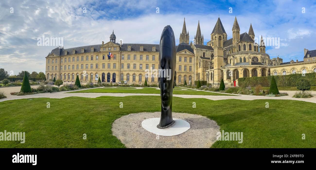 France, Abbaye Saint-Étienne (à droite) avec l'hôtel de ville de Caen (à gauche) et une sculpture de Jaume Plensa (au milieu) en Normandie. Banque D'Images