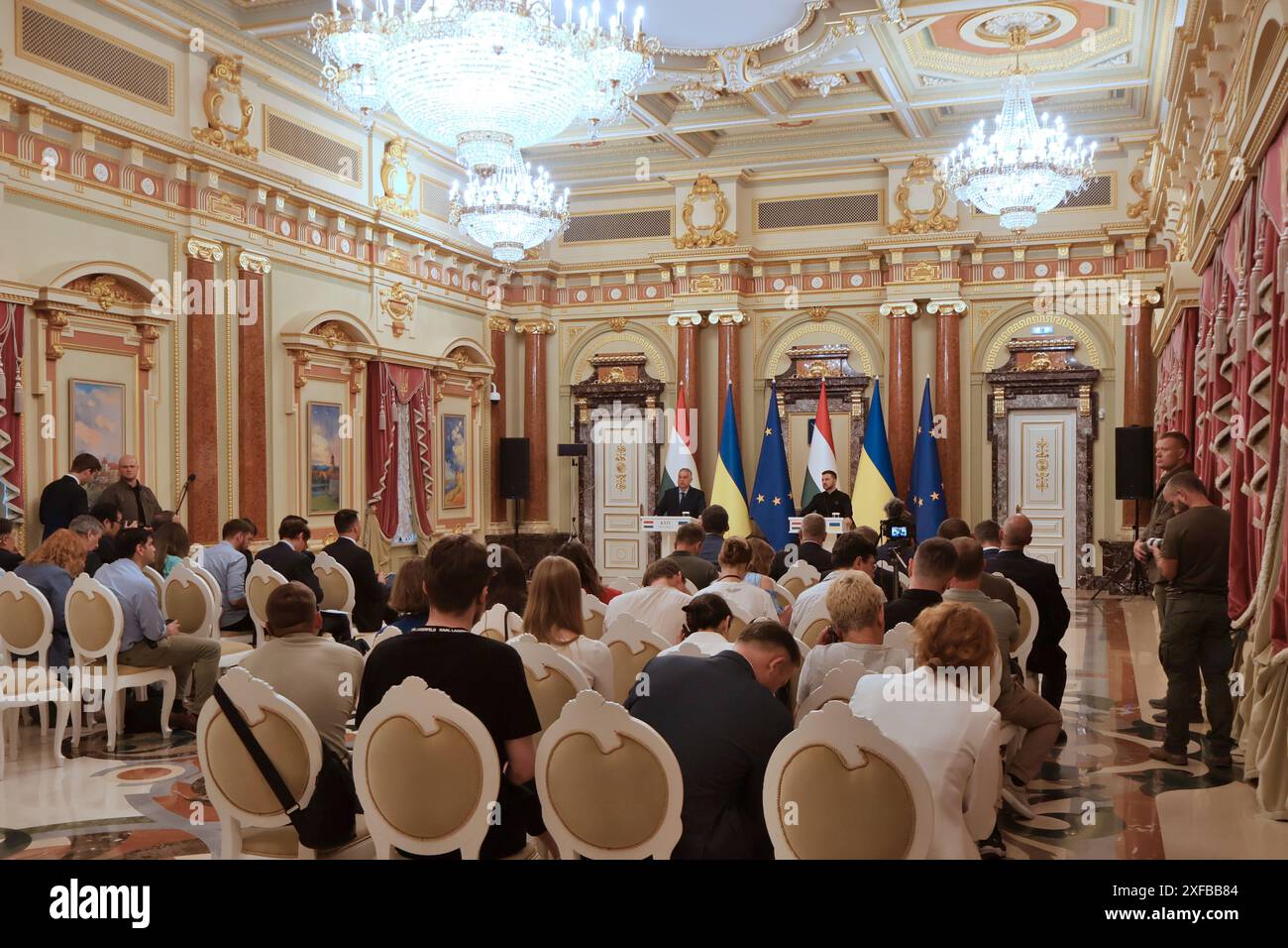 Le premier ministre hongrois Viktor Orban (à gauche) et le président ukrainien Volodymyr Zelenskyi (à droite) lors d’une conférence de presse le 2 juillet 2024 à Kiev, en Ukraine. Orban s'est rendu en Ukraine pour la première fois depuis le début du crédit d'invasion russe à grande échelle : SOPA images Limited/Alamy Live News Banque D'Images