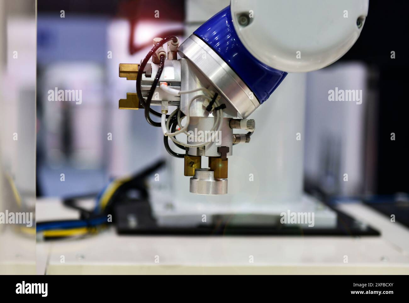 Processus de production de pièces automobiles à transporter par un bras robotisé avec automatisation industrielle. Banque D'Images