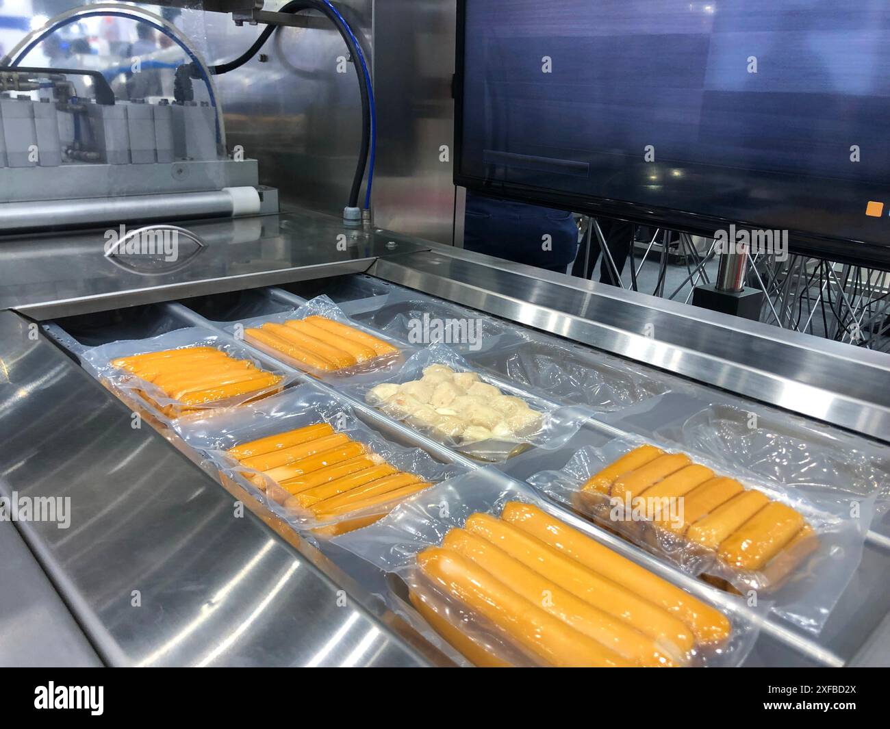 Les machines à haute performance emballent des produits alimentaires frais transformés, des saucisses en boulettes de viande.lignes de production alimentaire sur des bandes transporteuses, indus de production alimentaire Banque D'Images