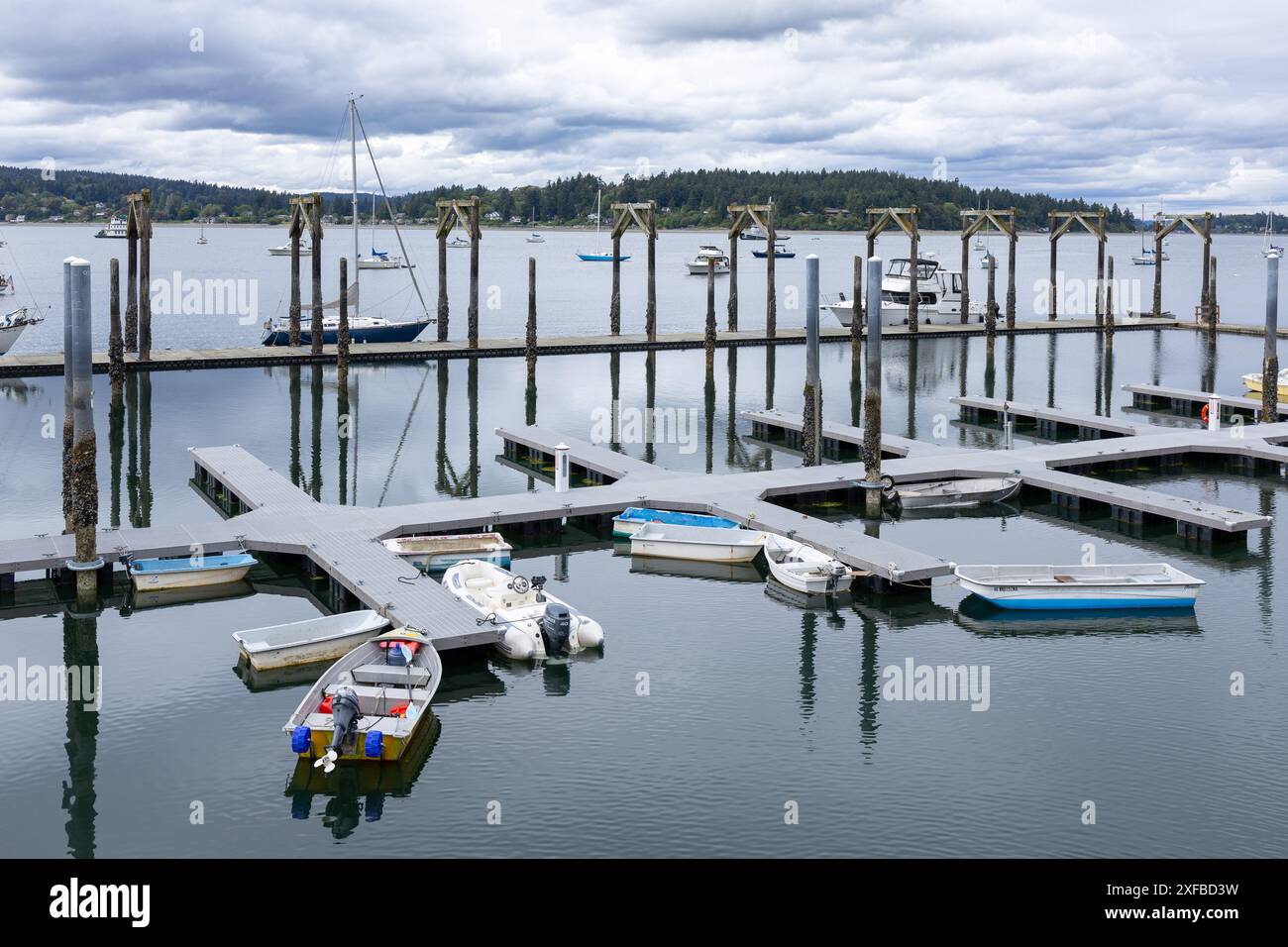 Dockton Harbor, situé sur la magnifique île Maury, offre une embarcadère publique, un amarrage et des installations de pique-nique sur Quartermaster Harbor. Banque D'Images