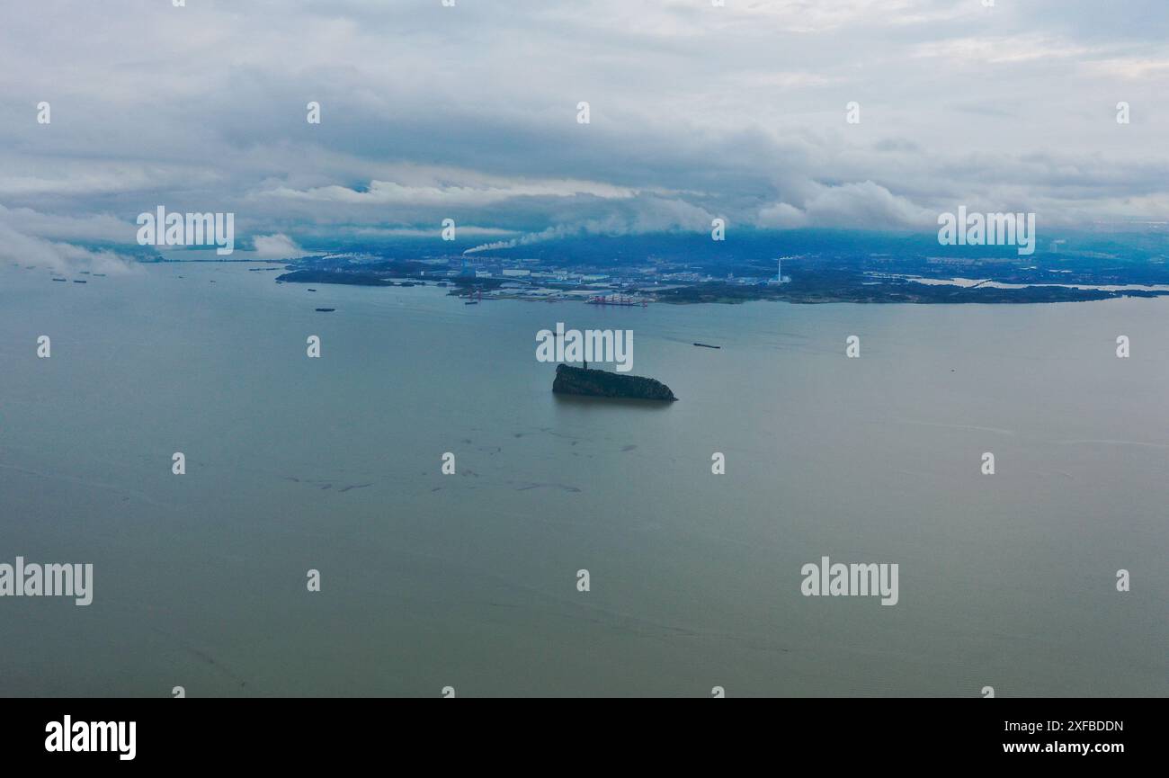 Jiujiang. 2 juillet 2024. Une photo prise par un drone aérien le 2 juillet 2024 montre une vue du lac Poyang dans le comté de Hukou, dans la province chinoise du Jiangxi. Le niveau d'eau à la station hydrologique de Xingzi du lac Poyang avait atteint 21,29 mètres à 20 heures mardi, 2,29 mètres au-dessus du point d'alerte. Crédit : Zhou Mi/Xinhua/Alamy Live News Banque D'Images