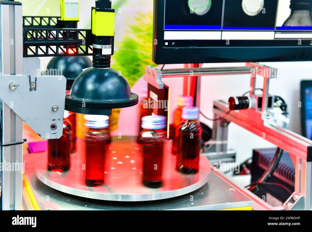 Machine de vérification d'erreur de bouteille sur la forme et la position de surface, y compris la position et les parties manquantes de la pièce à usiner Banque D'Images