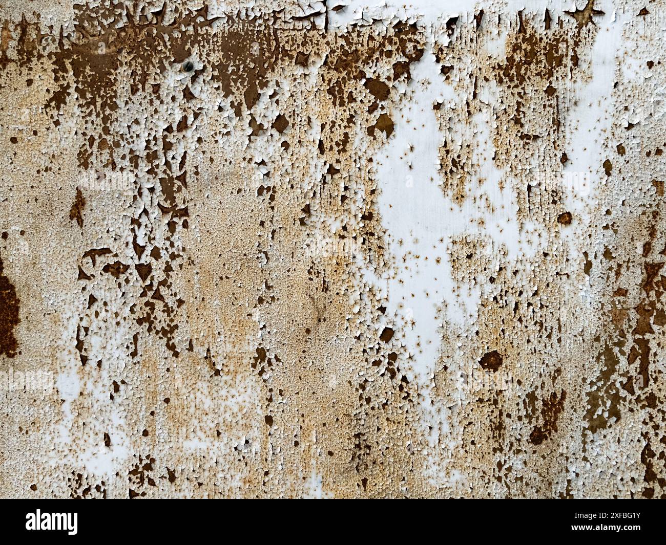 Surface métallique avec un revêtement blanc qui rouille avec l'âge Banque D'Images