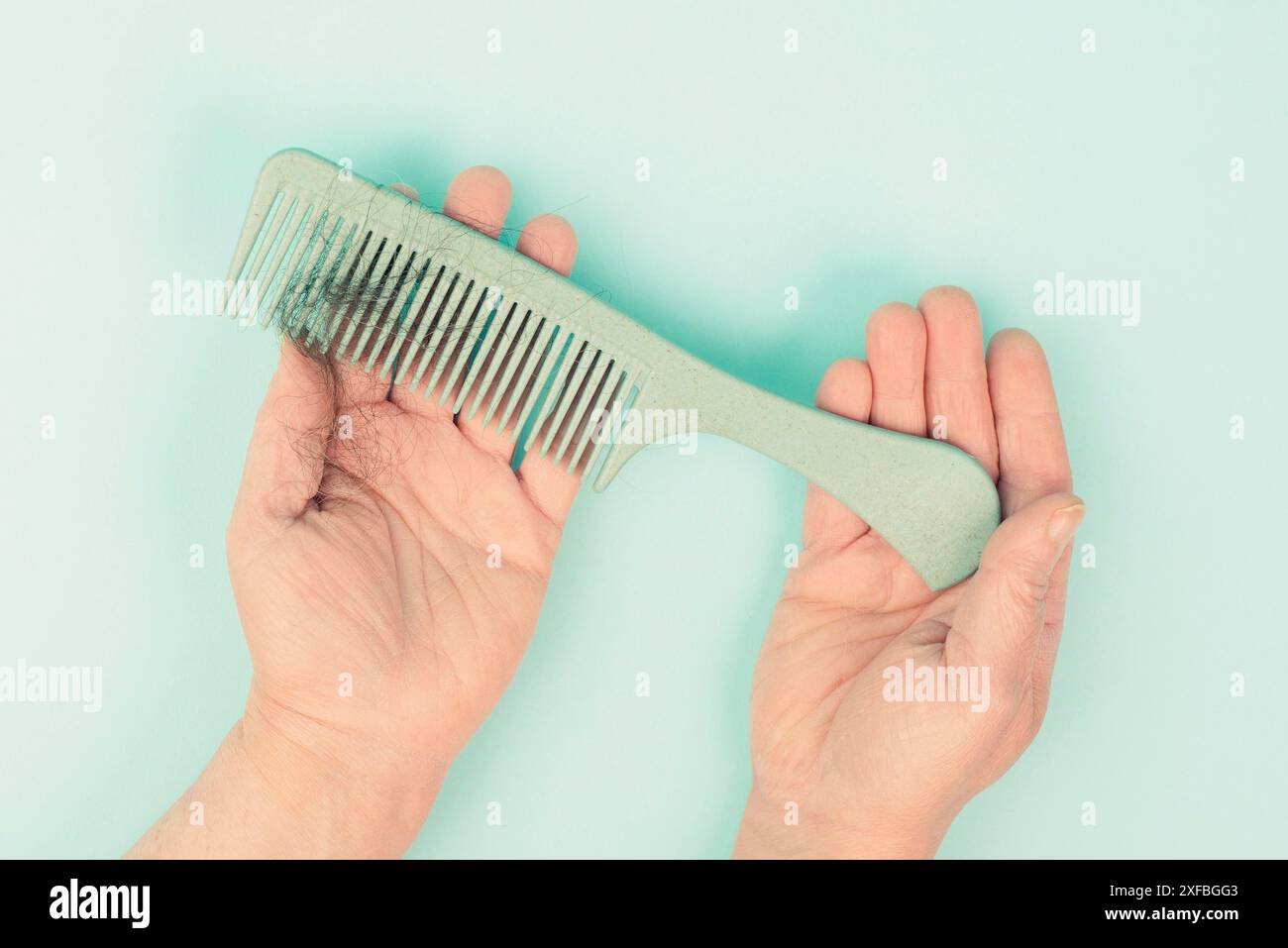 Peigne avec perte de cheveux, problème de santé, problème de vieillissement, alopécie areata par stress ou infection, brosse à cheveux Banque D'Images