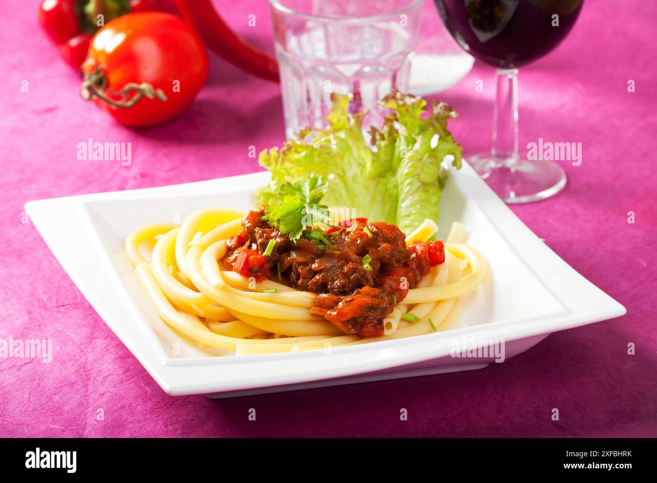 Goulash hongrois aux nouilles macaroni Banque D'Images