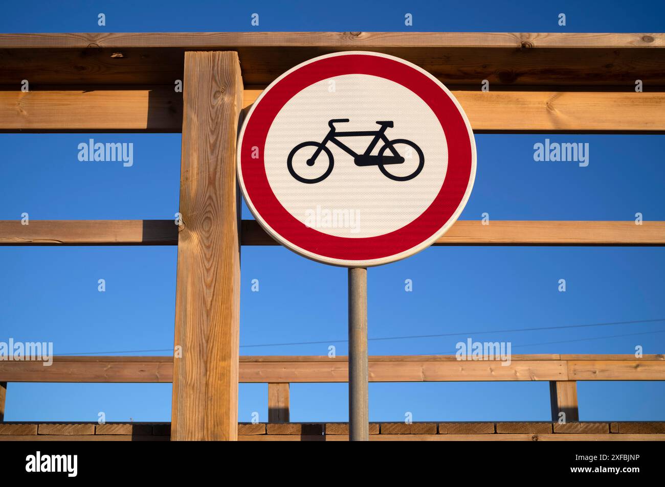 Panneau d'interdiction, pas de cyclisme sur la promenade, promenade en bois, promenade, sentier côtier, plage de Meia Praia, Lagos, Océan Atlantique, lumière du soir Banque D'Images