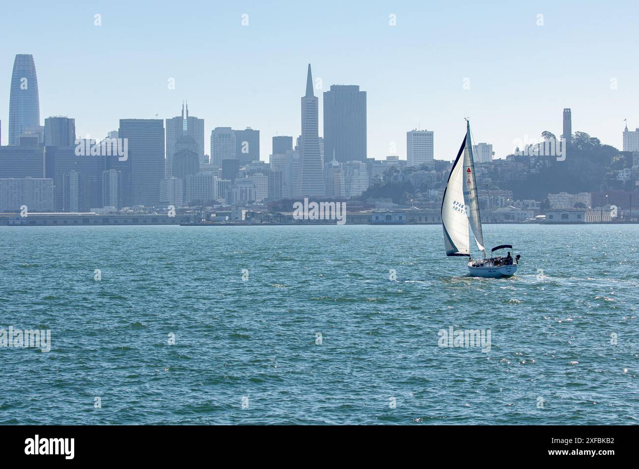 Naviguer sur la baie de San Francisco, un excellent moyen de combattre la chaleur. Banque D'Images