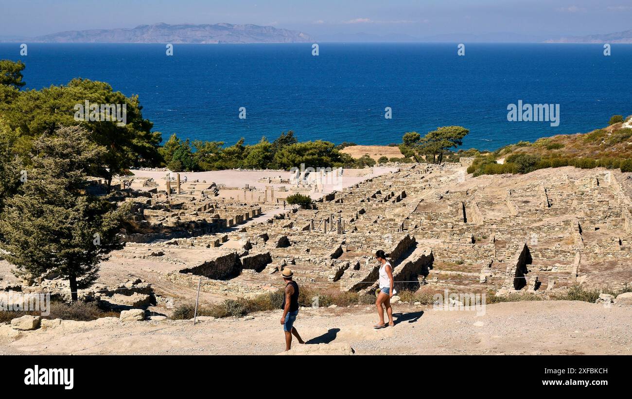 Couple marchant à travers les ruines antiques avec une vue sur la mer bleue, Kamiros, site archéologique, ville antique, Fondation des Grecs doriques, Rhodes Banque D'Images